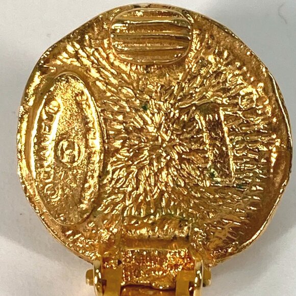 CHANEL Vintage Gold Clip Earrings - Picture 11 of 15